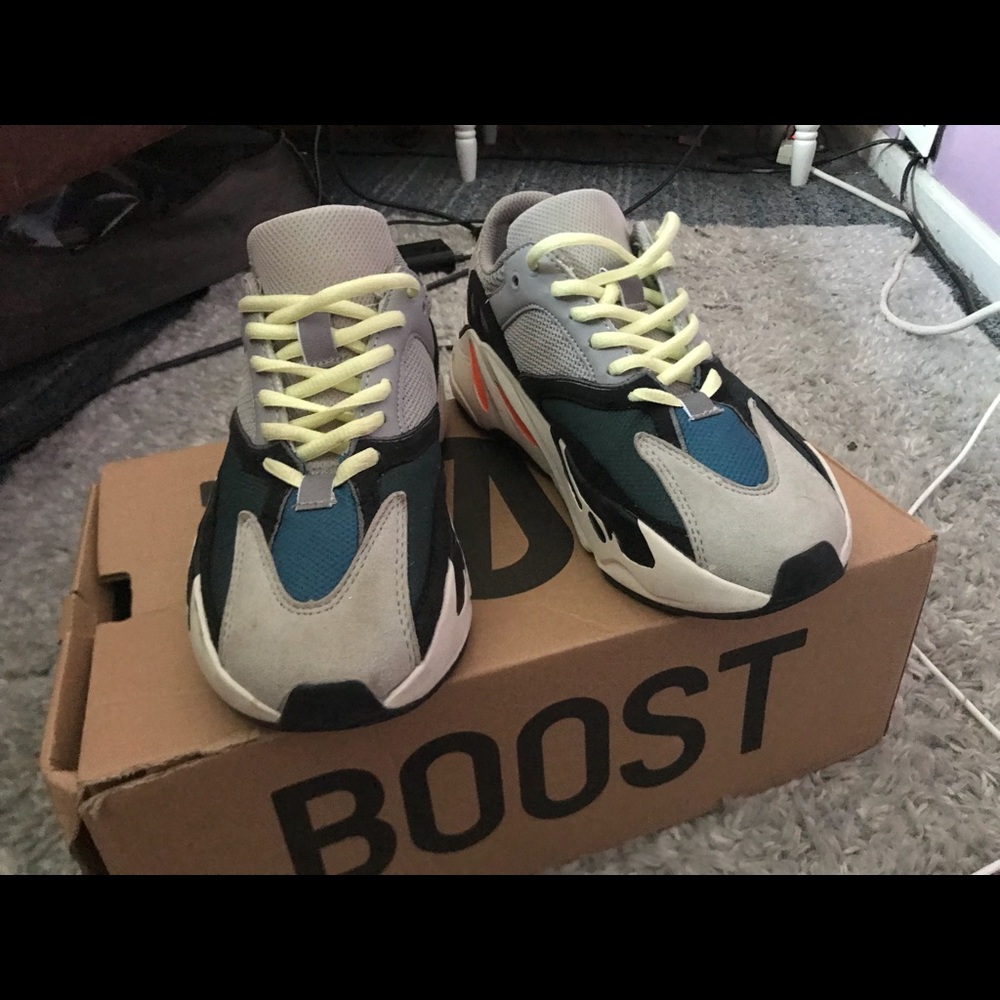 Yeezy 700 - Picture 2 of 4